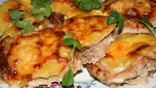 mięso i ananasy