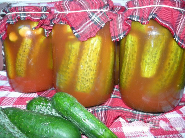 Ogórki z ketchupem na zimę - bez sterylizacji, w puszkach. Zbierania na zimę ostre i chrupiące ogórki z keczupem chili Ogórki z ketchupem na zimę - bez sterylizacji, w puszkach. Zbierania na zimę ostre i chrupiące ogórki z keczupem chili
