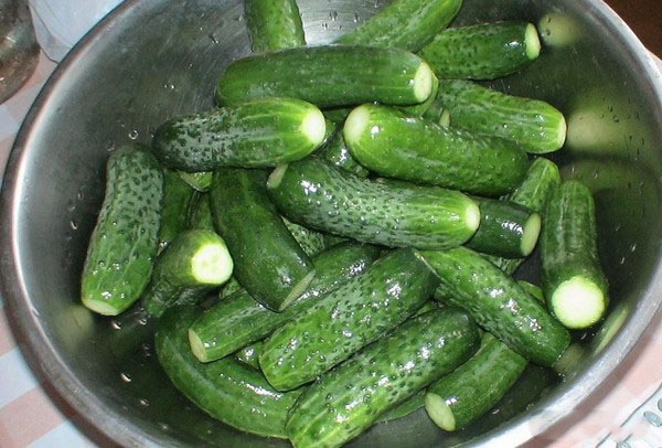 Ogórki z ketchupem na zimę - bez sterylizacji, w puszkach. Zbierania na zimę ostre i chrupiące ogórki z keczupem chili