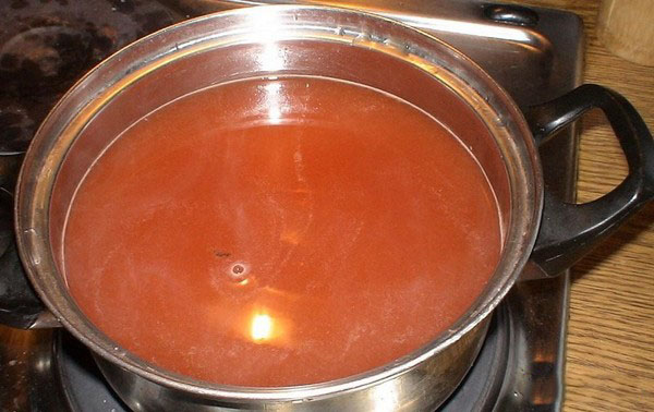 Ogórki z ketchupem na zimę - bez sterylizacji, w puszkach. Zbierania na zimę ostre i chrupiące ogórki z keczupem chili