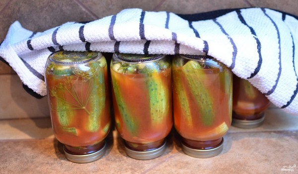 Ogórki z ketchupem na zimę - bez sterylizacji, w puszkach. Zbierania na zimę ostre i chrupiące ogórki z keczupem chili Ogórki z ketchupem na zimę - bez sterylizacji, w puszkach. Zbierania na zimę ostre i chrupiące ogórki z keczupem chili