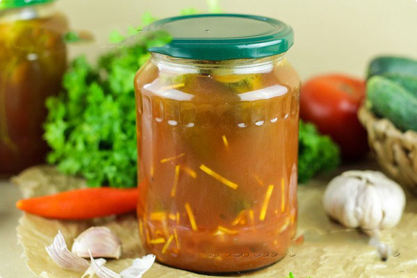 Ogórki z ketchupem na zimę - bez sterylizacji, w puszkach. Zbierania na zimę ostre i chrupiące ogórki z keczupem chili