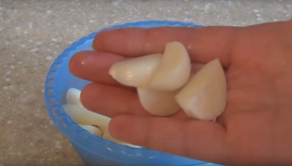 Pomidory z czosnkiem na zimę, przepisy kulinarne. Zbioru pomidorów z czosnkiem na zimę: przepis na szybkie gotowanie, bez sterylizacji, solone bez kąpieli