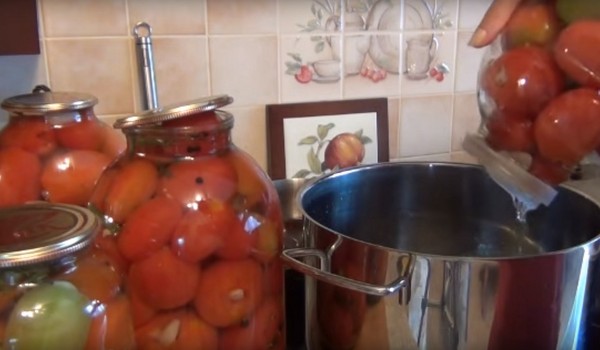 Pomidory z czosnkiem na zimę, przepisy kulinarne. Zbioru pomidorów z czosnkiem na zimę: przepis na szybkie gotowanie, bez sterylizacji, solone bez kąpieli
