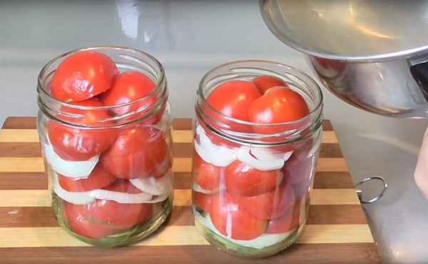 Pomidory w żelatynie na zimę - przepisy z cebulą, bez sterylizacji. Zebrane pomidory marynowane w żelatynie na zimę