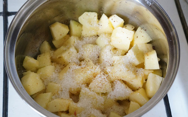 Przepis na wyśmienitą szarlotkę z ciasteczkami Savoyardi