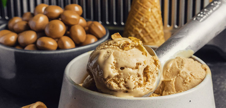 Przepis na pyszne domowe lody z karmelem