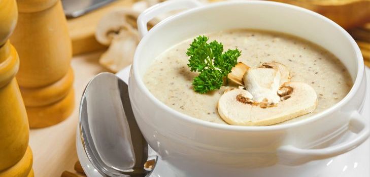 Zupa grzybowa to doskonałe danie na zwykły stolik Zupa grzybowa to doskonałe danie na zwykły stolik