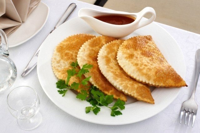 chebureks na stole