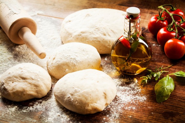 dużo ciasta na pizzę