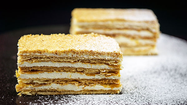 Ciasto "Napoleon", przepisy ze zdjęciem w domu: klasyczny (radziecki), z kremem, z mlekiem skondensowanym, z ciasta francuskiego