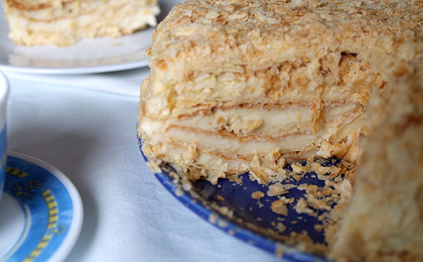 Ciasto "Napoleon", przepisy ze zdjęciem w domu: klasyczny (radziecki), z kremem, z mlekiem skondensowanym, z ciasta francuskiego