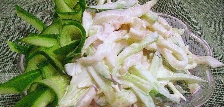 Wielkopostna dekoracja stołu - sałatka z kalmarów