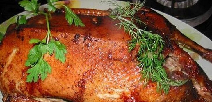 Kaczka w piekarniku: jak smacznie gotować?