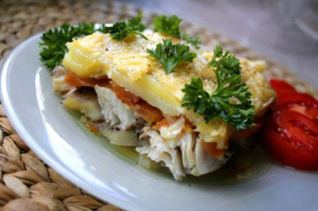 Pieczona ryba w piekarniku pod delikatnym sosem