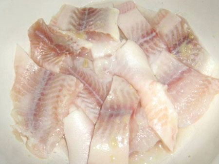 Pieczona ryba w piekarniku pod delikatnym sosem