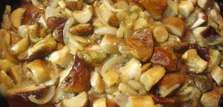 Smażone białe pieczarki w różnych potrawach