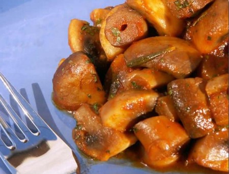 Smażone białe pieczarki w różnych potrawach
