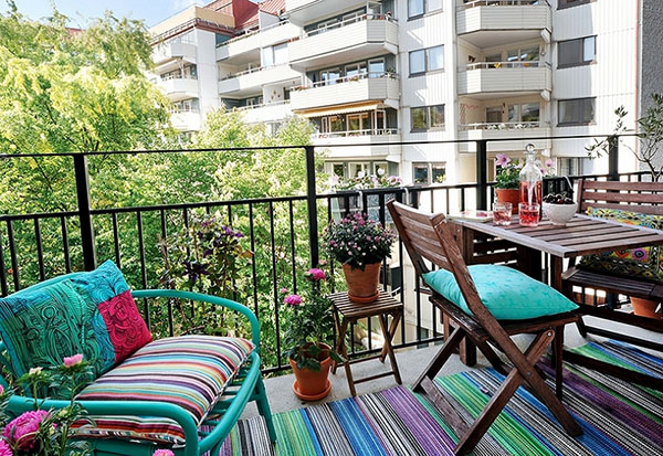 Lato w mieście: jak zorganizować balkon na odpoczynek